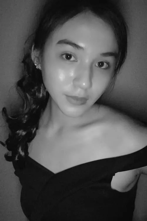 Thania Wibawa interpretando a