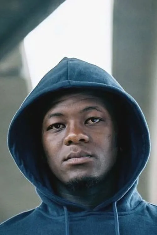 Thembekile Komani interpretando a Duke Nyakama