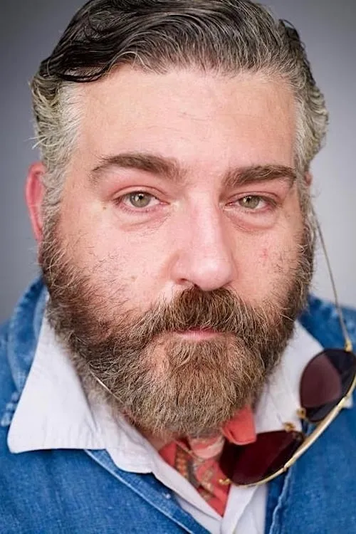 Theodore Bouloukos interpretando a Satisfied Client (voice)