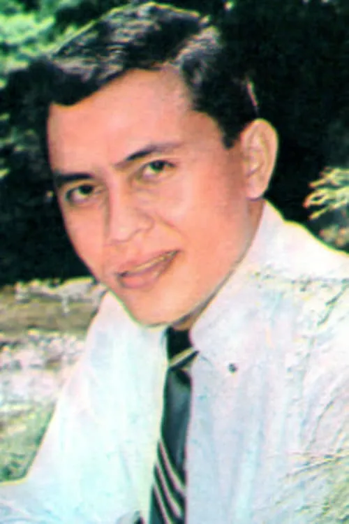 Thom Wisawachart interpretando a Thom