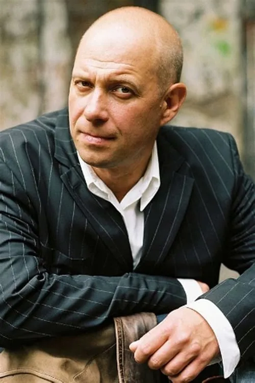 Thomas Balou Martin interpretando a Rüdiger Hillbrecht