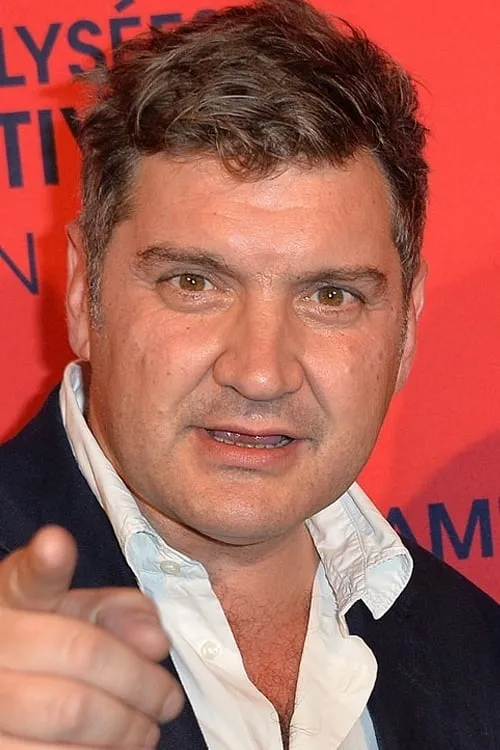 Thomas Bidegain interpretando a Self