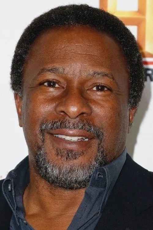 Thomas Carter interpretando a Dean Hampton