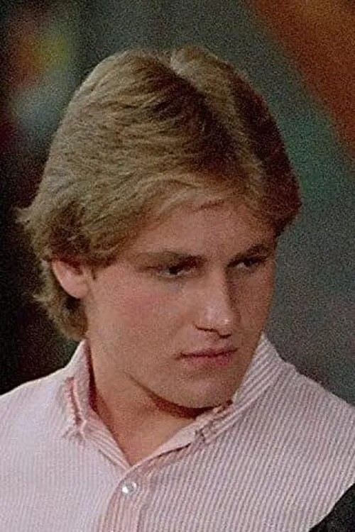 Thomas E. van Dell interpretando a Mike