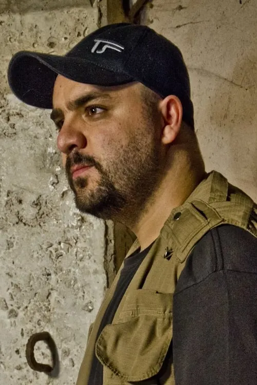 Tiago Belotti interpretando a Self