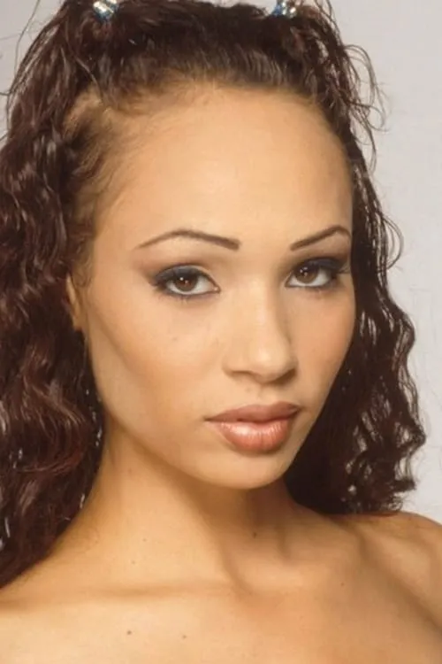 Tiffany Mason interpretando a