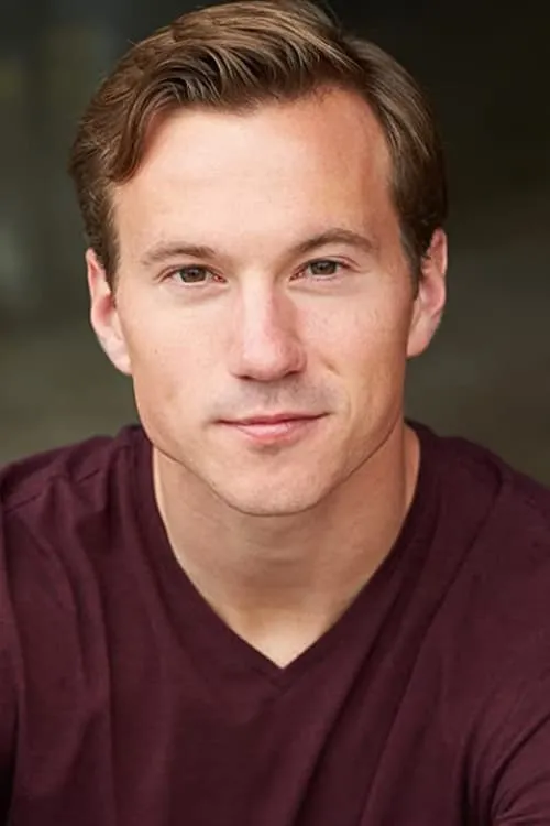 Tim Llewellyn interpretando a Aiden Crawford