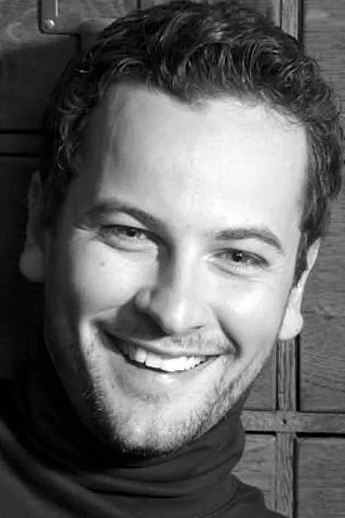 Tim Matthews interpretando a Dean West