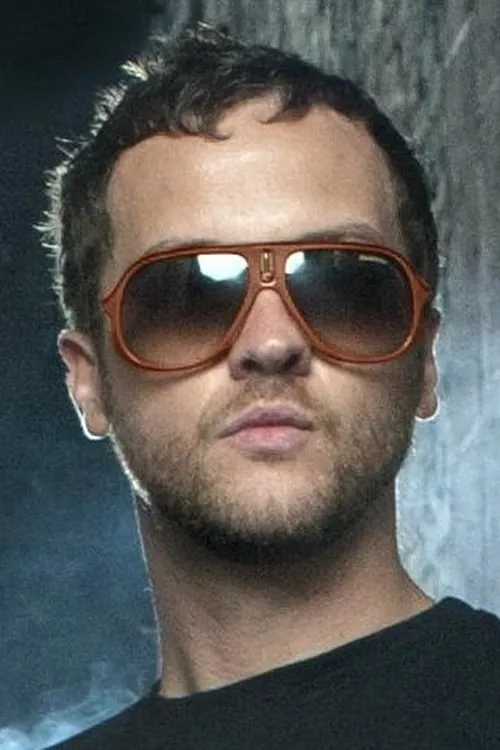 Tim McCord interpretando a Self - Bass