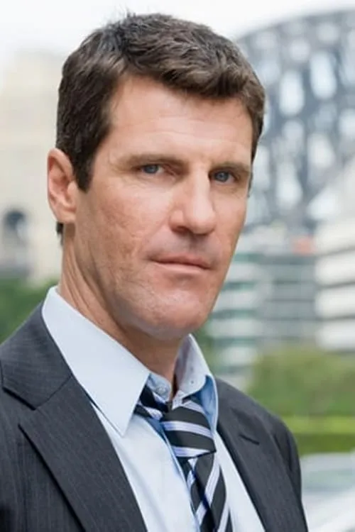 Tim McCunn interpretando a Steve