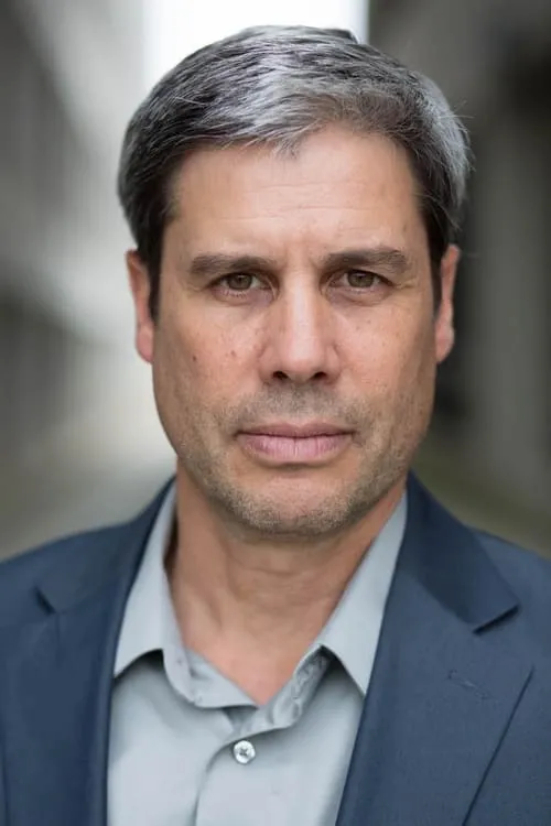 Tim Perez-Ross interpretando a Walter Greer