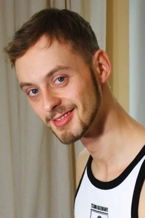 Timo Big interpretando a (archive footage)