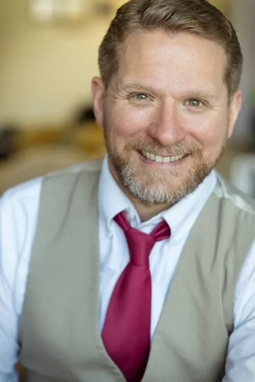 Timothy J. Cox interpretando a Hamilton Rice