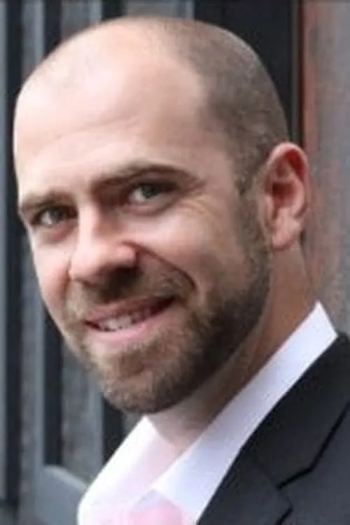 Timothy John Smith interpretando a Agent Nick Cooper