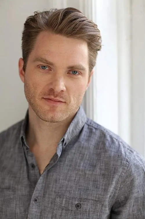 Timothy Sekk interpretando a Holden