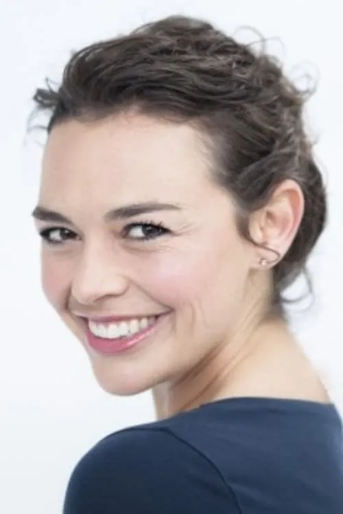 Tinarie Van Wyk-Loots — personaje: Skye Smithyman