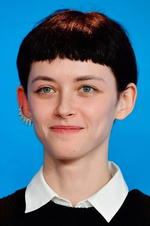 Tinatin Dalakishvili interpretando a Abigal Foster