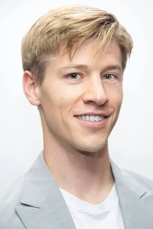 Tino Notarianni interpretando a Bradley's Co-Worker 2