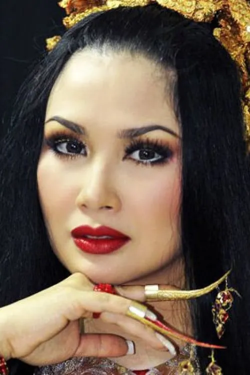 Elyzia Mulachela ha trabajado con Titi Dwijayati en 2 ocasiones