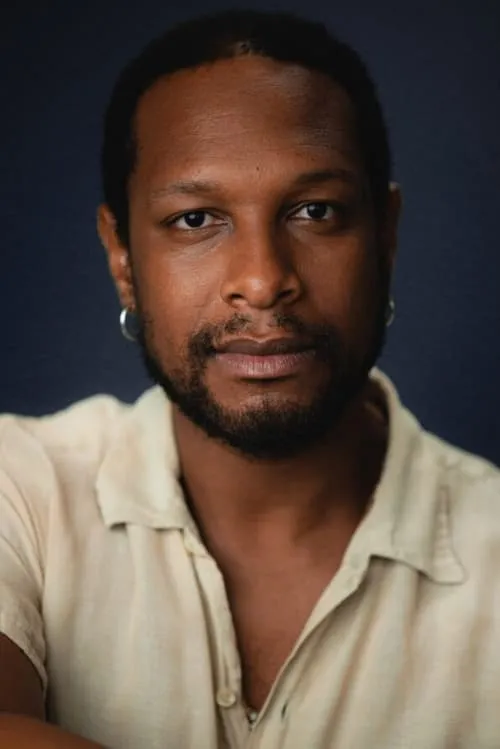 Guilherme Silva interpretando a Marcos