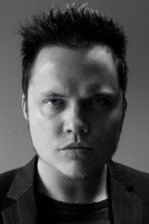 Titus Paar interpretando a Steven