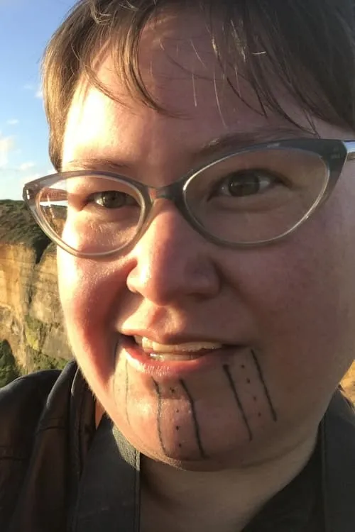 TJ Cuthand interpretando a 