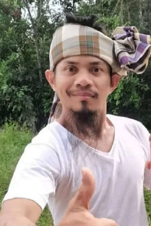 Tj Isa interpretando a Khuda