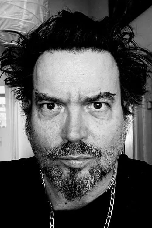 Toby Amies interpretando a Baby