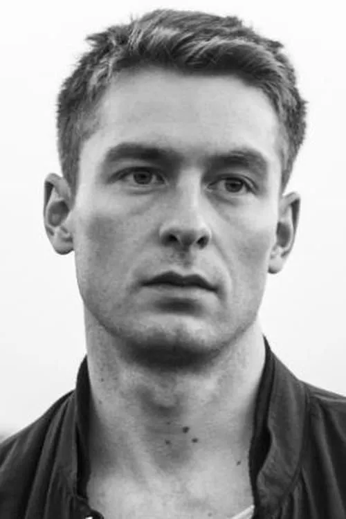 Toby Wharton interpretando a Tattoo Boy / Garden Boy