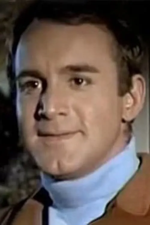 Tom Basham interpretando a Mr. Rabbey