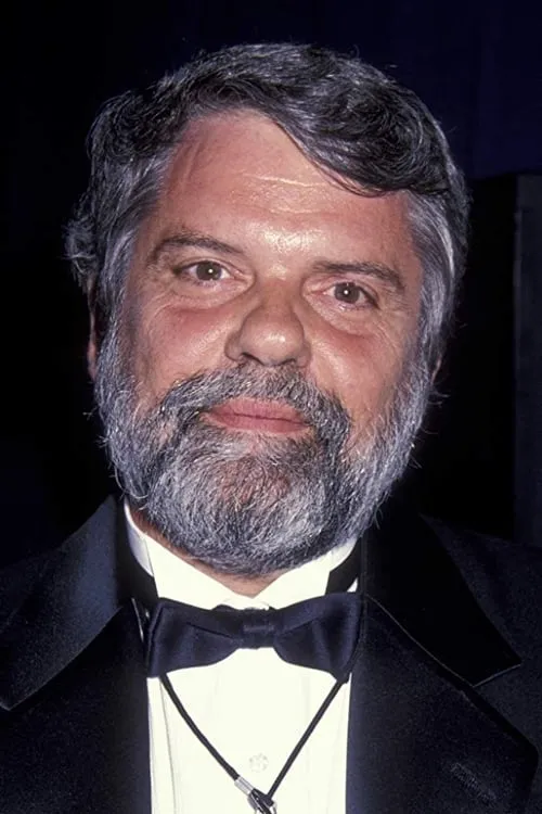 Tom Cherones interpretando a 