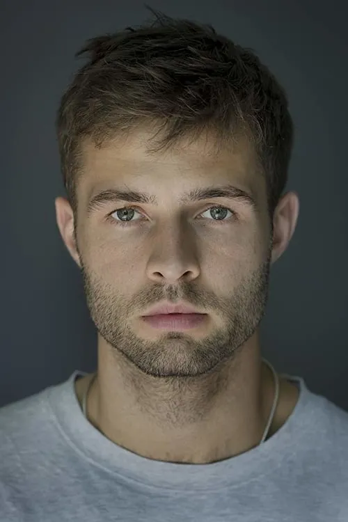 Tom Forbes interpretando a James