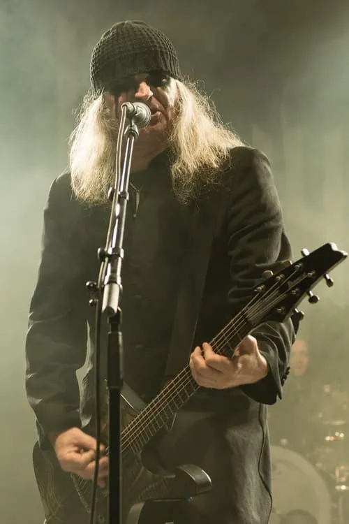 Tom Gabriel Fischer interpretando a Self