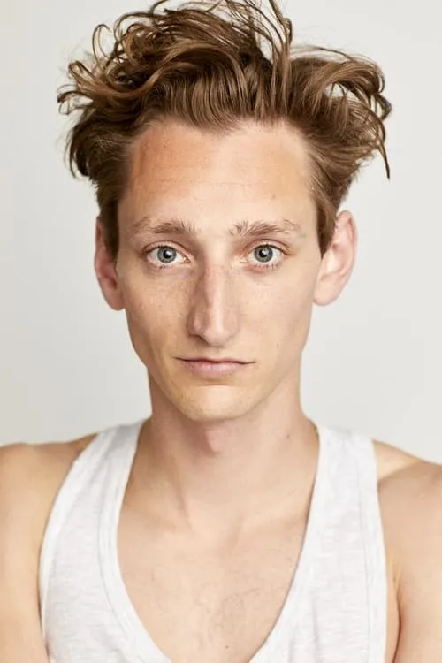 Tom Gaskin interpretando a