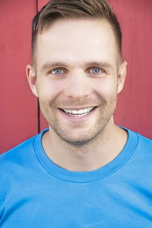 Tom Goss interpretando a