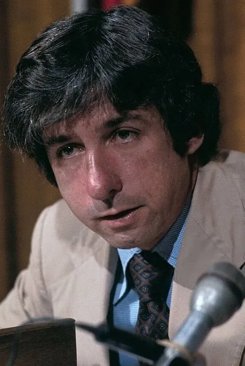 Tom Hayden interpretando a 