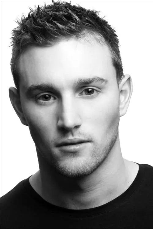 Tom Holloway interpretando a Ian Stuart