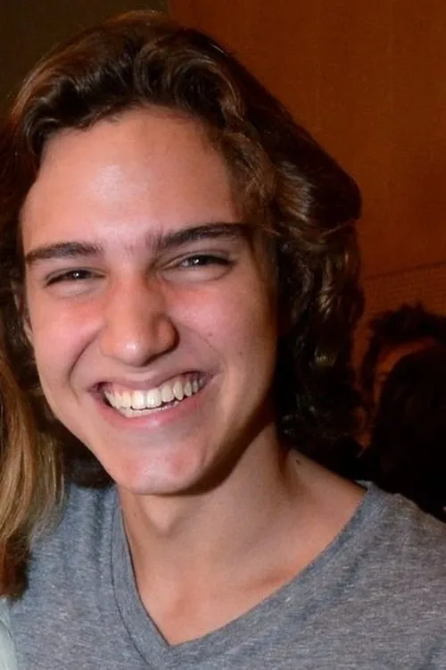 Tom Karabachian interpretando a Diogo