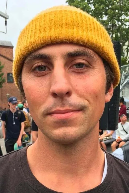 Tom Karangelov interpretando a