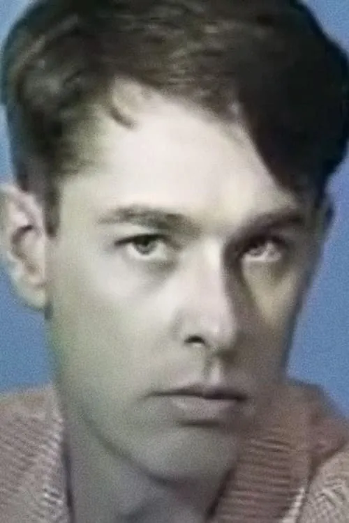 Tom Law interpretando a Deputy Scott