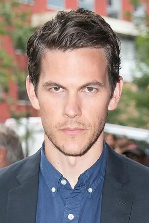 Tom Lipinski interpretando a Young Frank