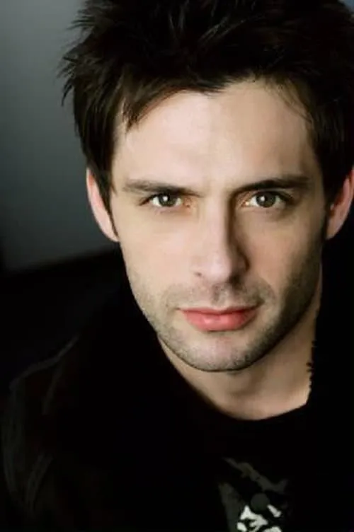 Tom Lock interpretando a 