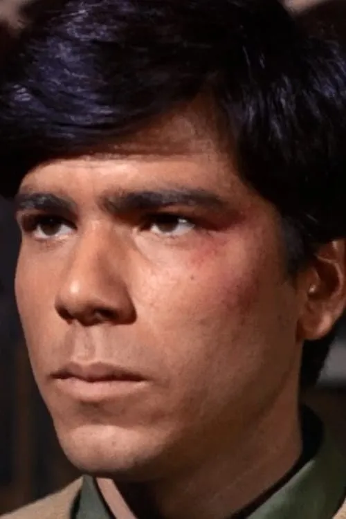 Tom Nardini interpretando a Jackson Two-Bears