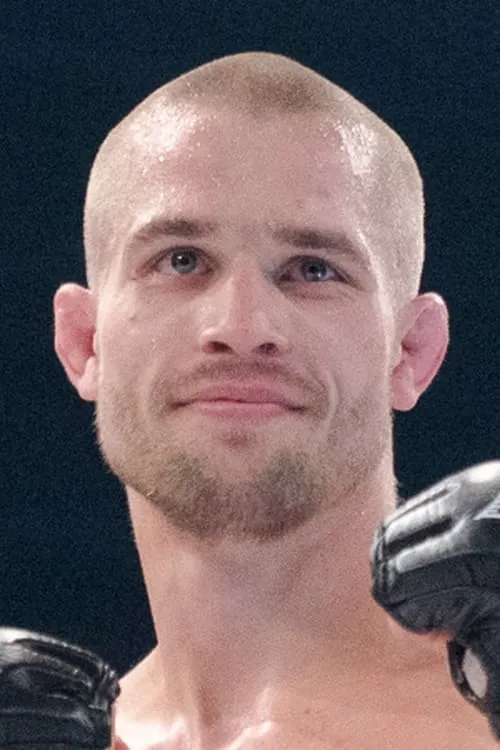 Tom Niinimäki interpretando a Self