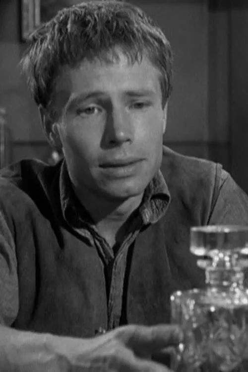 Tom Pittman interpretando a Lynn Spears