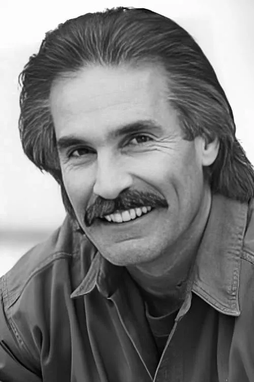 Tom Tayback interpretando a Colton