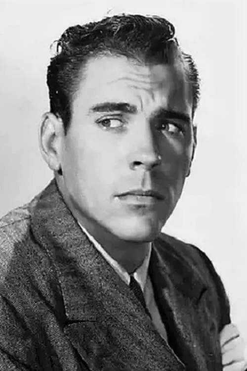 Tom Trout interpretando a Police Officer Dennis Nordell