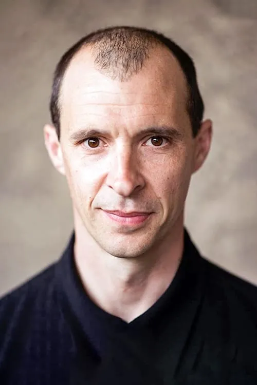 Tom Vaughan-Lawlor interpretando a McCabe