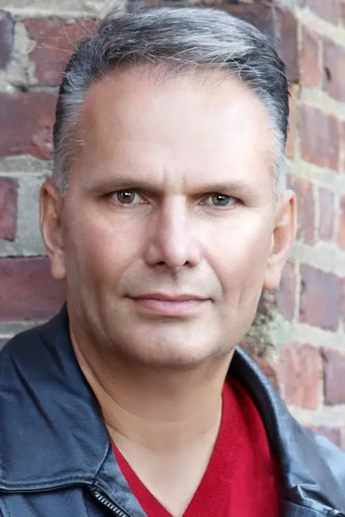 Tommy Bayiokos interpretando a Police Lineup Mob Boss