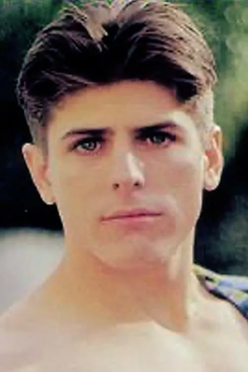 Tommy Cruise interpretando a